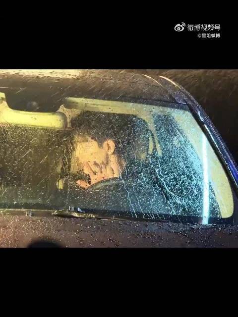肖战雨夜驾车视频释出，悬疑氛围感拉满