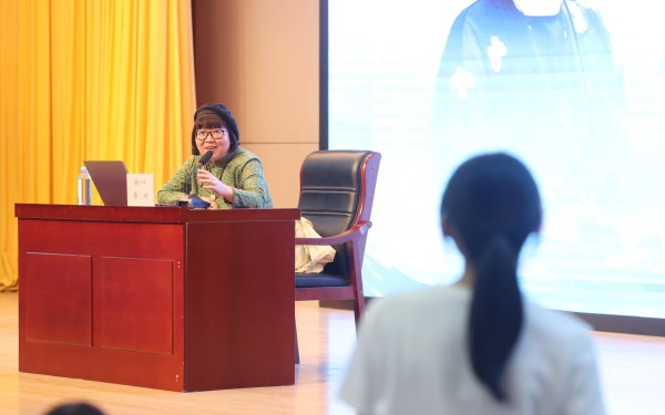 “最物美价廉的事就是读万卷书”，作家乔叶进高校讲述阅读与成长