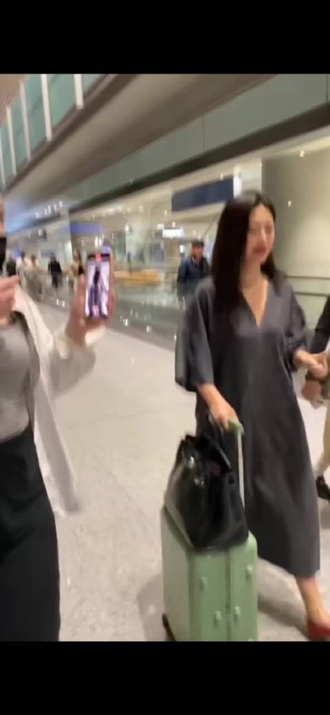 41岁的朱珠走机场松弛感拉满，不愧是豪门公主，状态超好！