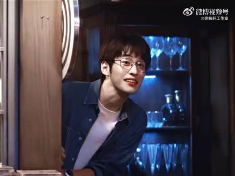 吴家小三爷推门走出去那一下 ,少年气扑鼻
