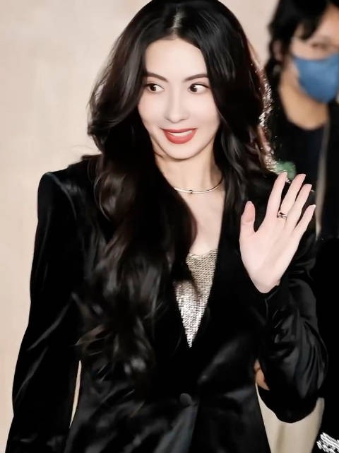 张柏芝谢霆锋离婚13年仍被对比，独自抚养三子艰辛