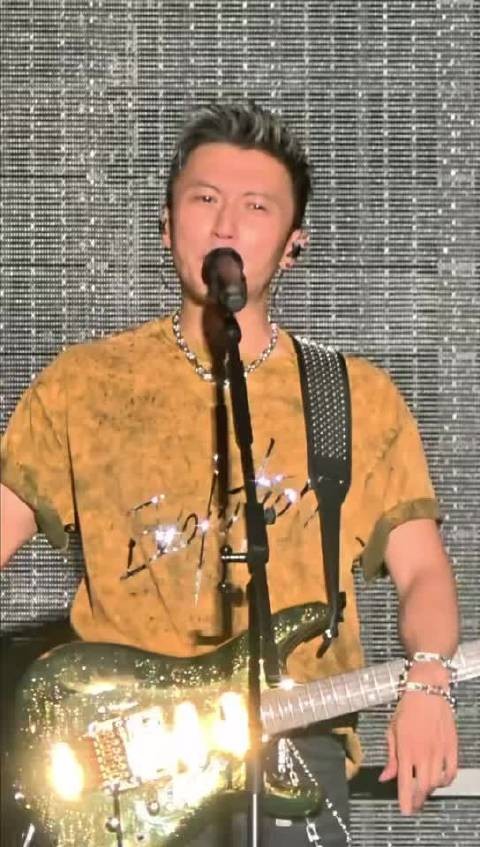 帅哥果然连天气都要偏爱三分～不过谢霆锋湿发也很帅啊