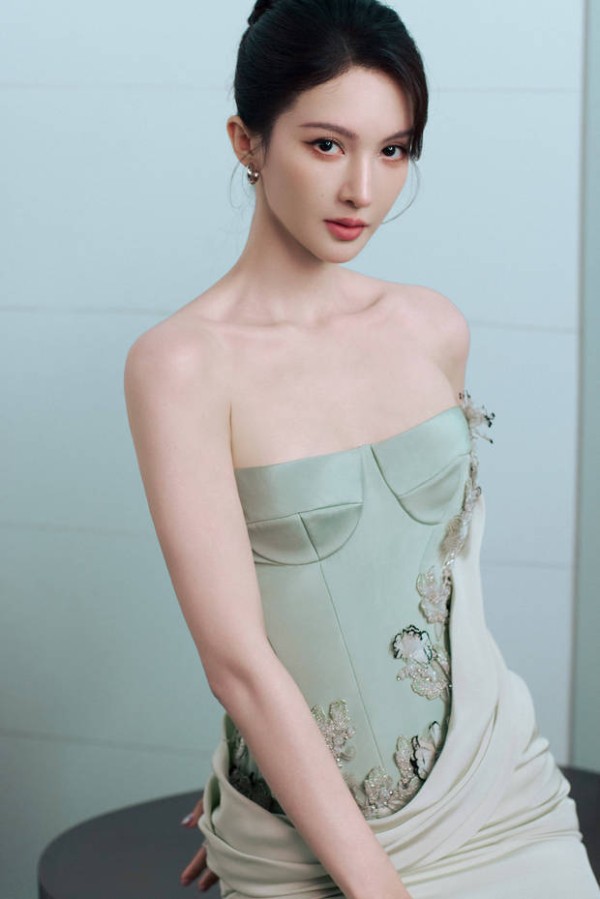 金晨尝试新妆容风格，眼神魅惑。