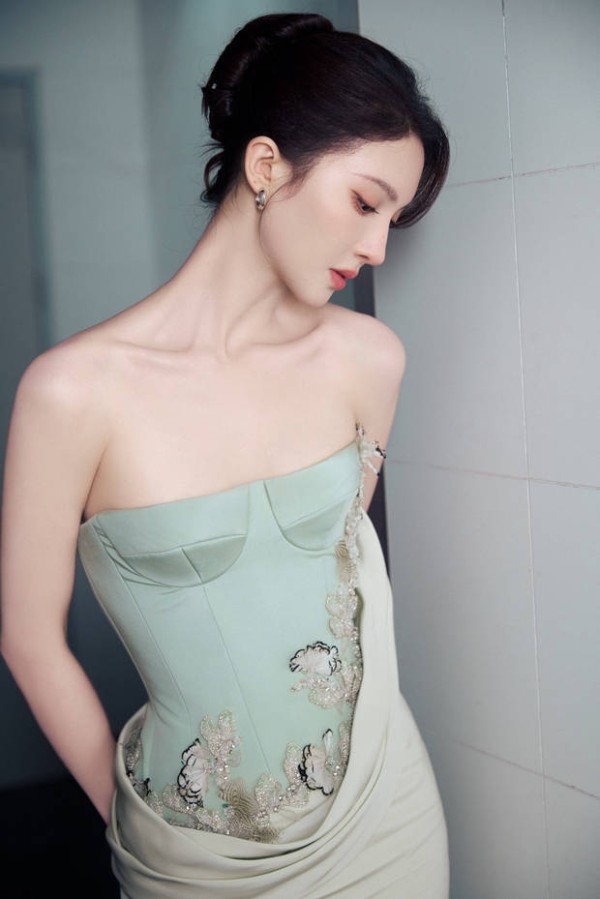 金晨侧颜精致，锁骨线条优美。