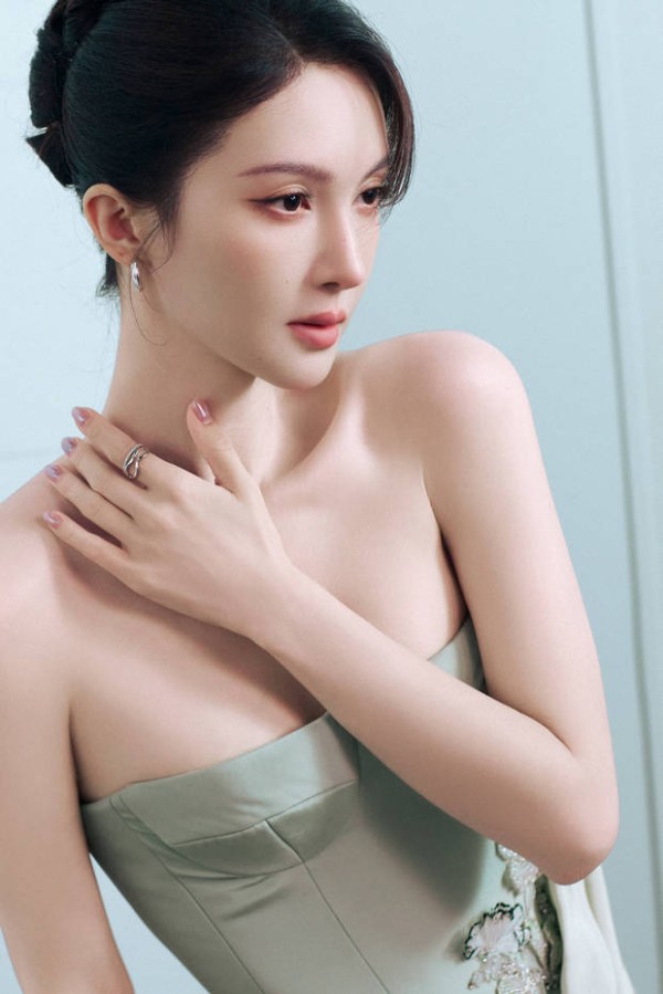 金晨皮肤白皙。