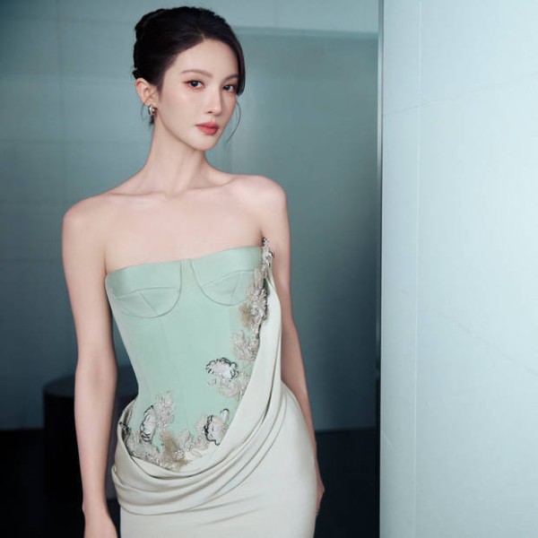 金晨身材比例好。