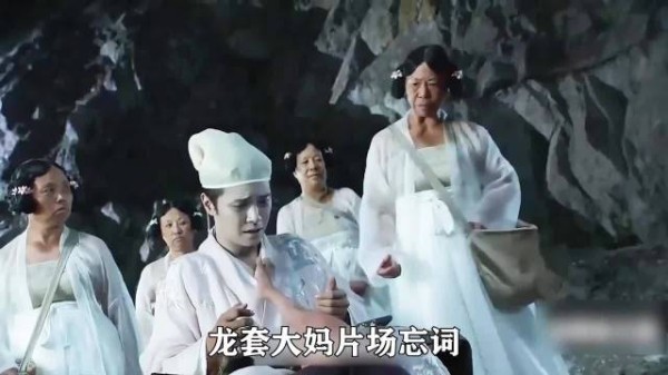 龙套大妈片场忘词,星爷故意不喊卡,竟意外成就经典名场面!