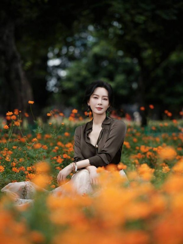 陈数秋日田园风美照释出，邂逅花海温柔如画，尽显知性优雅气质