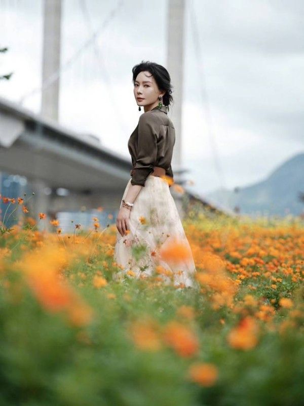 陈数花海中回眸。