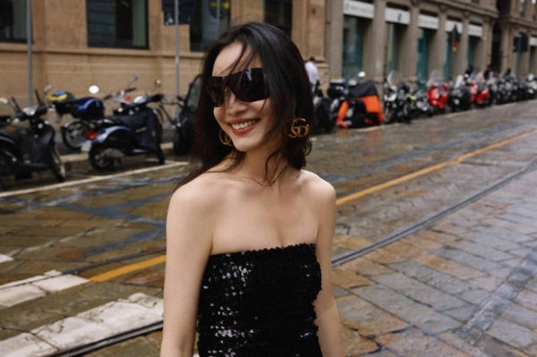 倪妮甜笑好治愈。
