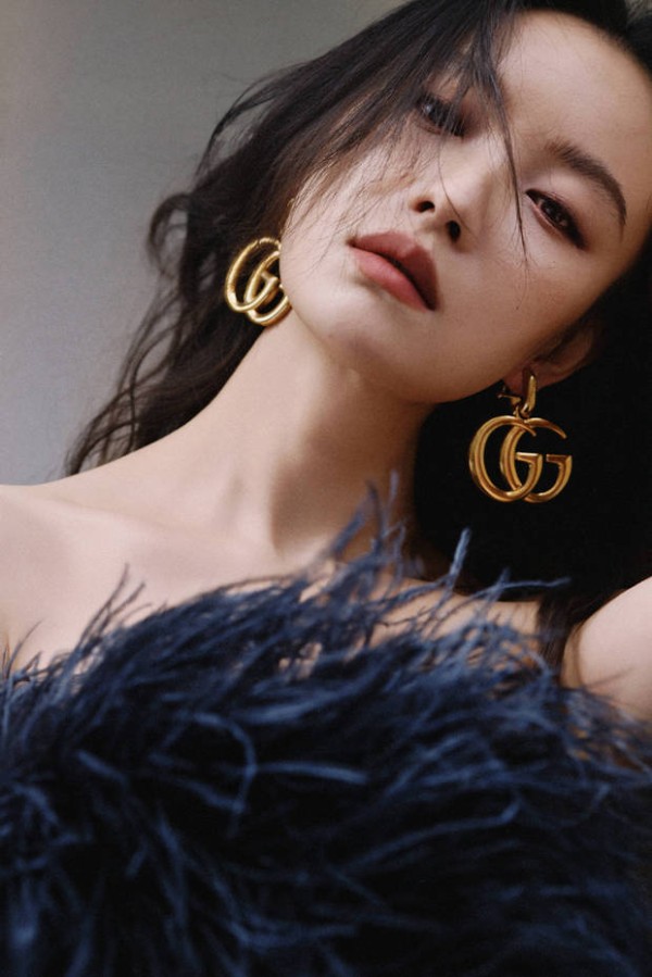倪妮颈部线条优美。