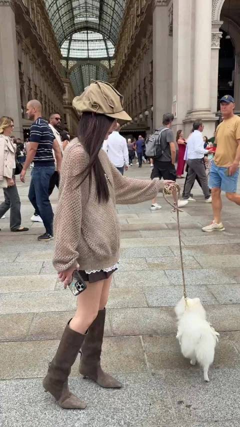 李一桐米兰偶遇李现，二人简单寒暄后离开