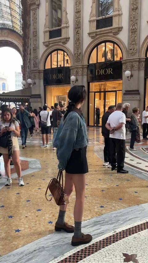 米兰偶遇关晓彤素颜私服显腿长