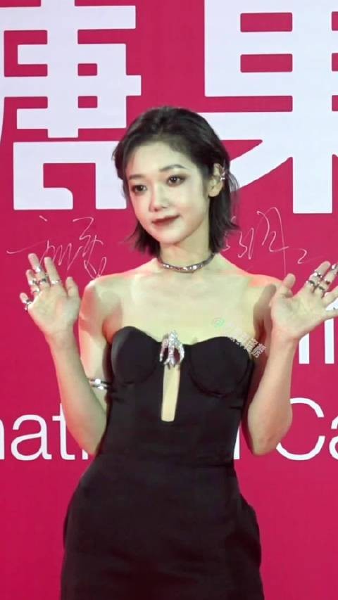 亮相红毯，一身黑色抹胸造型，真是又酷又飒！