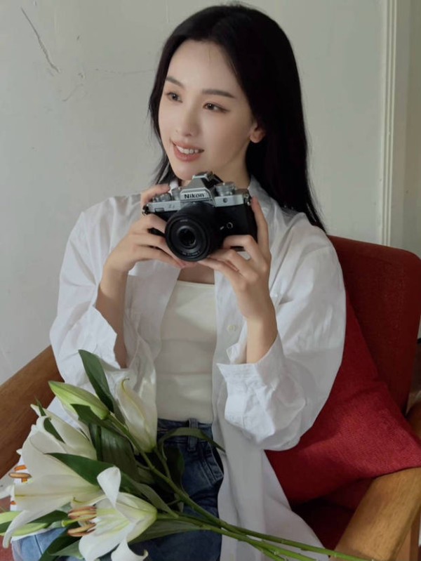 陈都灵笑容灿烂，可爱迷人。