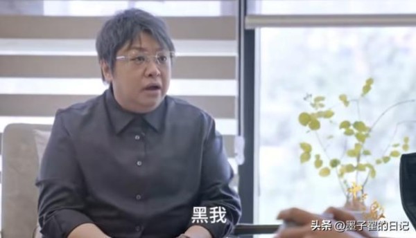 被举报贪污上亿的韩红没等来一句道歉，如今连坐椅子都成了“错”