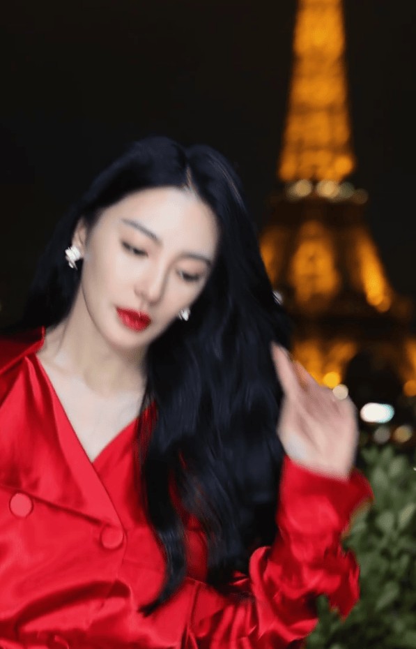 张雨绮松弛感十足。