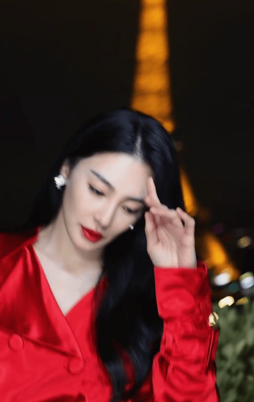 张雨绮明艳动人。