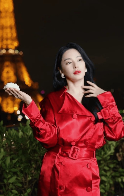 张雨绮一身红衣妩媚迷人。