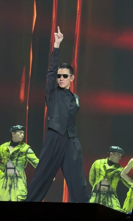六旬刘德华长盛不衰，与“非要唱”对比后原因只有一个