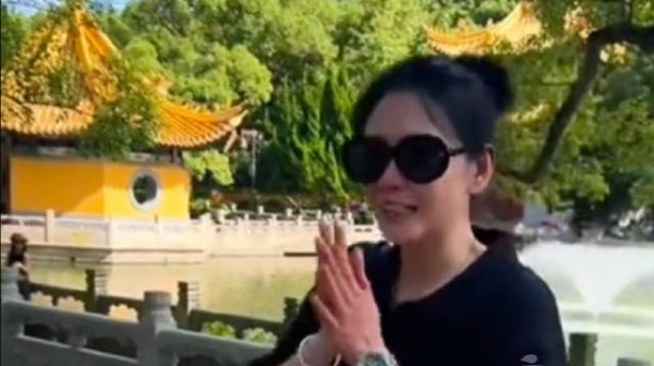 57岁邱淑贞普陀山素颜现身，运动装扮状态佳