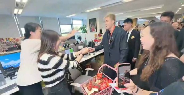 郭艾伦扫楼走一路说一路，跟谁都能唠两句！太社牛了！
