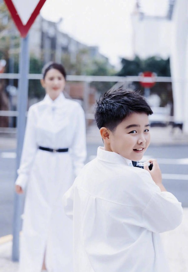 佟丽娅与朵朵同框晒照，母子携手登台表演，温情满满