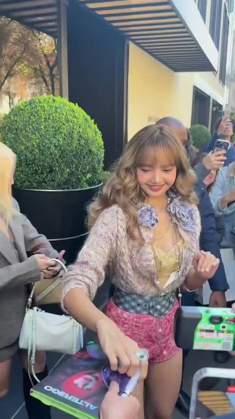 Lisa的lv大秀出发,还给粉丝朋友签名了诶