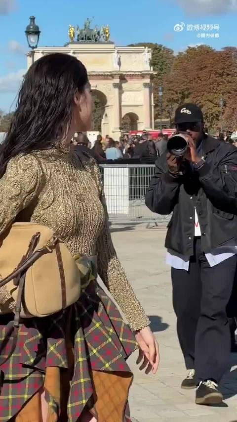 欧阳娜娜卢浮宫时装周造型演绎吉普赛女郎