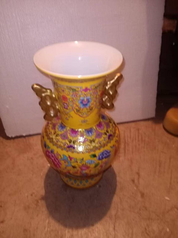 金彩流光，御苑瑰宝：珐琅彩描金凤舞牡丹双耳瓶鉴赏