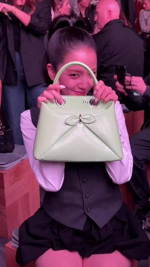 金智秀也来迪奥大秀了，人是很美的，就是谁给美女选的衣服 像服务员