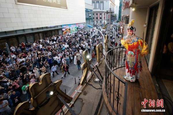 中国大戏院焕新亮相 阳台戏剧快闪重现天津摩登时代声韵