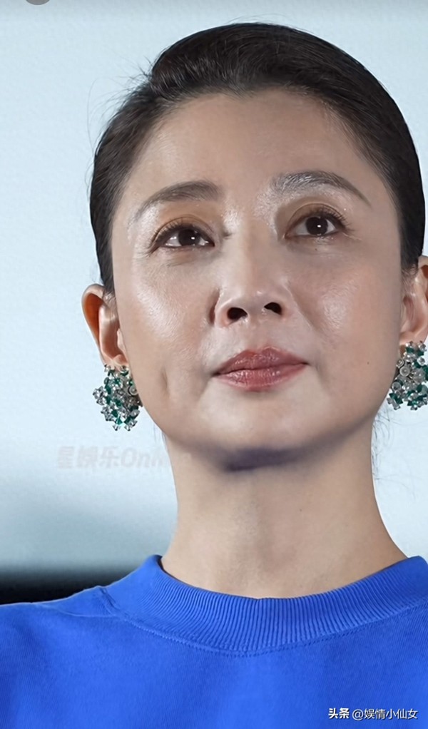 46岁殷桃无滤镜近照曝光！自然状态惊艳众人，网友：越来越有味道