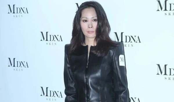 突发！59岁香港女星关淑怡惊传病危入ICU抢救，儿子急返港日夜守候