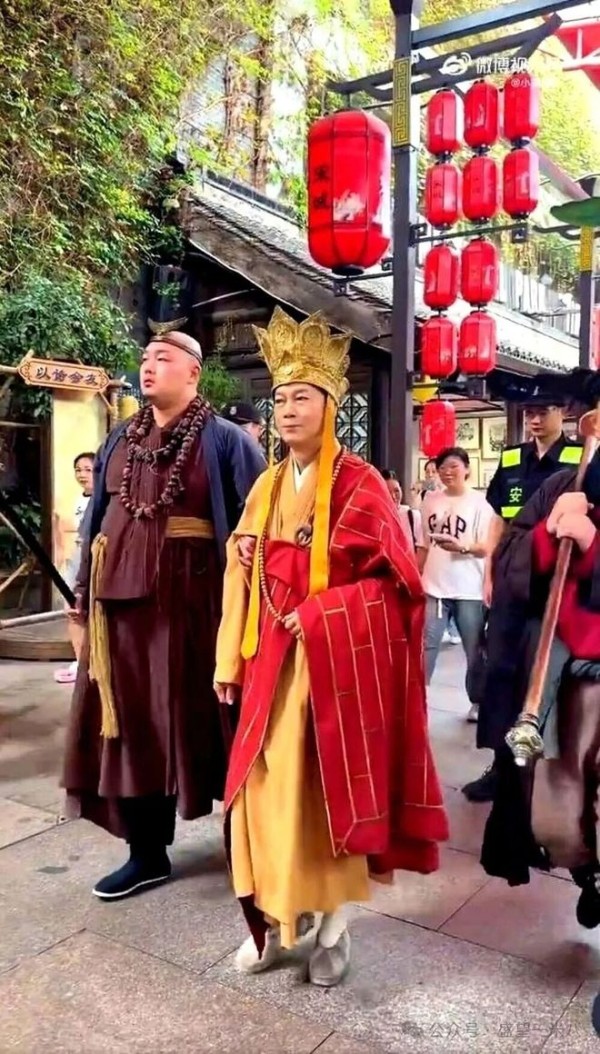 多地景区现香港老牌明星“再就业”：“鸠摩智”玩快闪，江华黎耀祥再扮经典角色