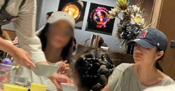 老公被抓3年后，安以轩首露正脸，素颜带子女聚餐，模样大变老到认不出