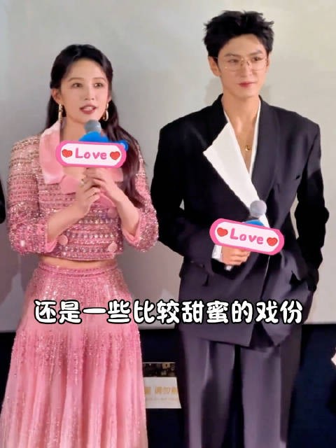 最近一笑随歌播到了比较甜蜜的戏份，李沁这身装扮很合适！