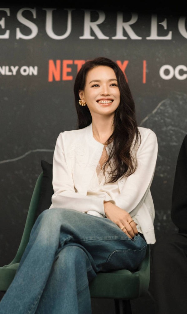 舒淇笑容明媚，状态松弛。