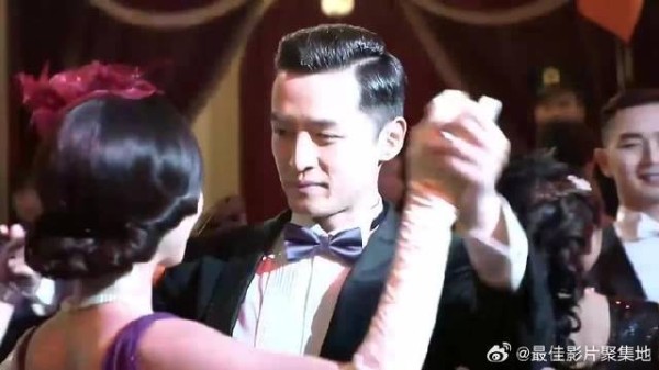 明台接近女子,哪料刚把她抱上桌子,女人就要拔枪