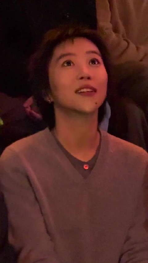 窦靖童短发造型亮相，极简穿搭诠释自我态度