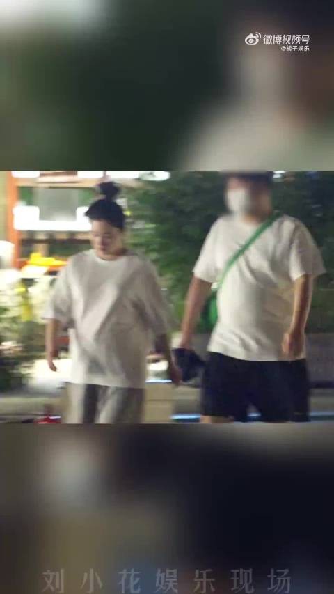 阚清子被拍到孕晚期和老公出门散步，走起来脚步轻盈，上车也很灵活