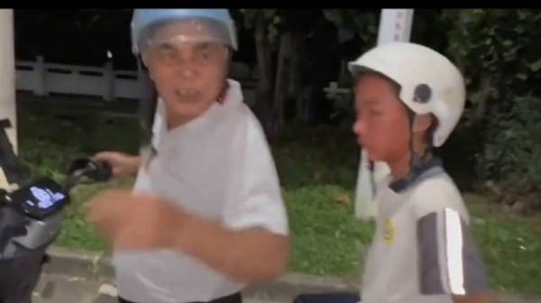 小孩哥，你作业掉了！这一刻小孩哥想刀你的眼神都藏不住了！哈哈