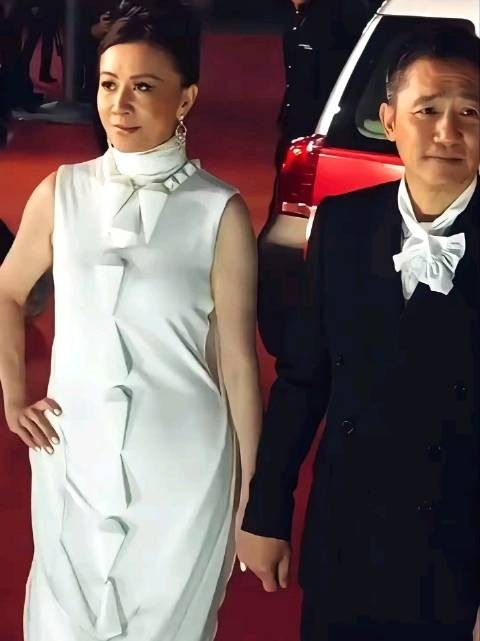 刘嘉玲穿全球仅八件白裙引争议，团队晒无修视频回应