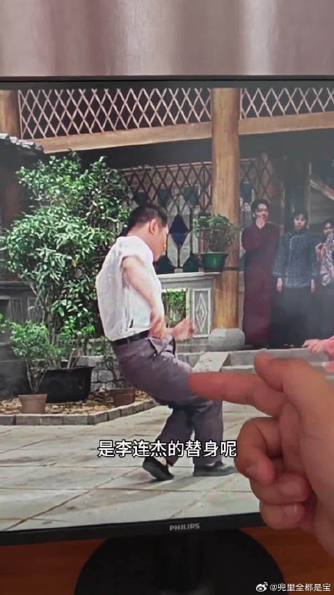 电影《精武英雄》，李连杰踢钱小豪这段其实是假的，而是这样拍摄的