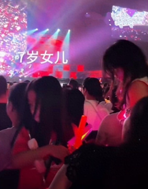 黎明7岁女儿罕见露脸，与母亲看黎明演唱会，长发高个眼睛像父亲