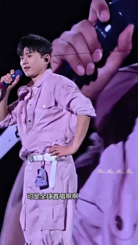 张杰演唱会模仿粉丝发言引全场爆笑