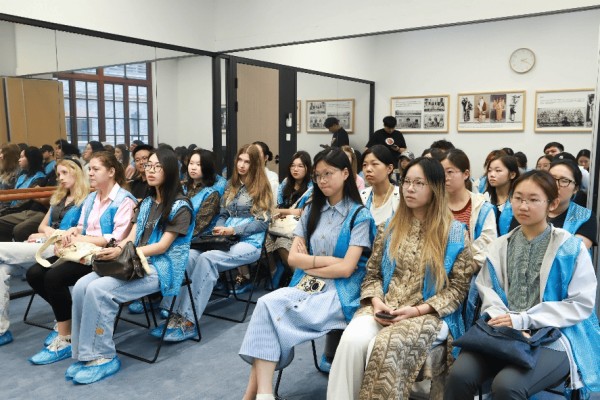 王珮瑜亲授京剧精髓，上经贸大中外学子共品国粹之美