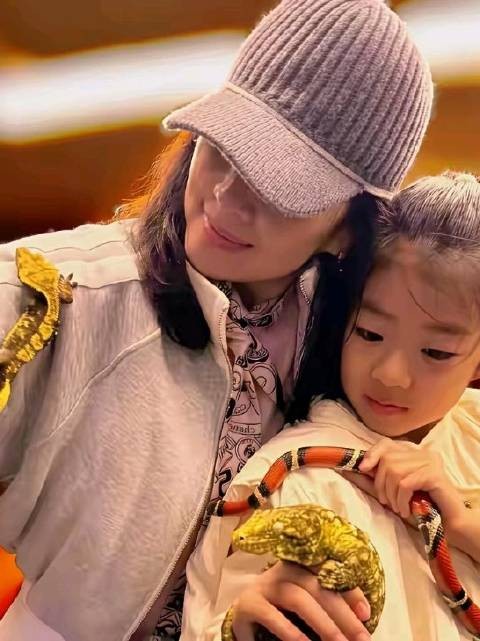 章子怡哽咽谈思念女儿醒醒，网友质疑其抚养安排