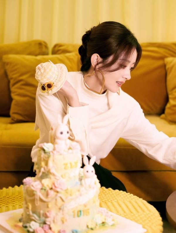赵丽颖拿着生日帽。