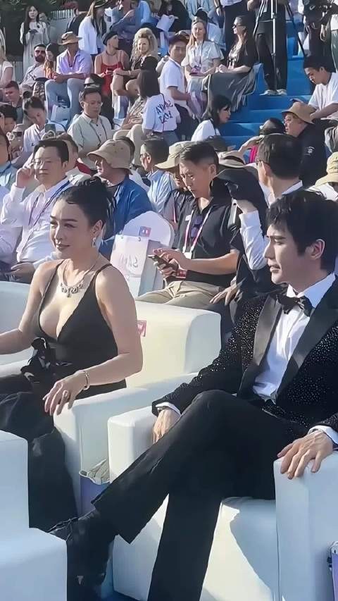 钟丽缇与老公张伦硕同框出席活动，娱乐圈最甜蜜的姐弟恋，实在让人羡慕